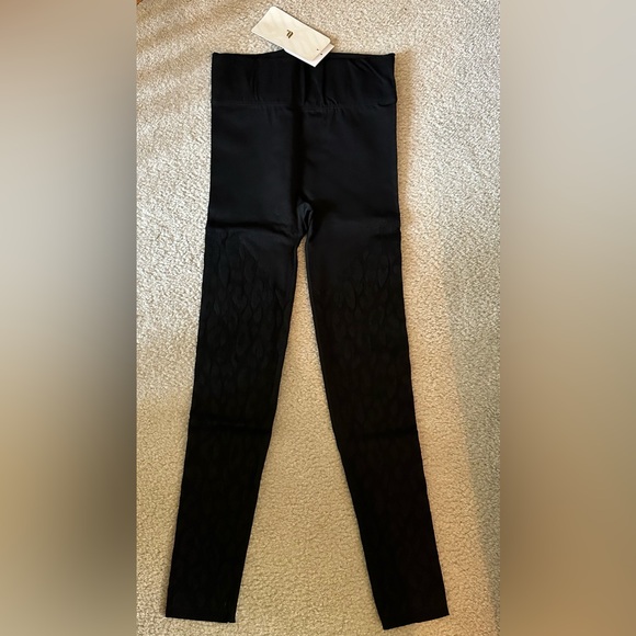 RARE NWT FABLETICS SCULPTKNIT LEPARD PRINT
7/8 LEGGING BLACK - Picture 9 of 10